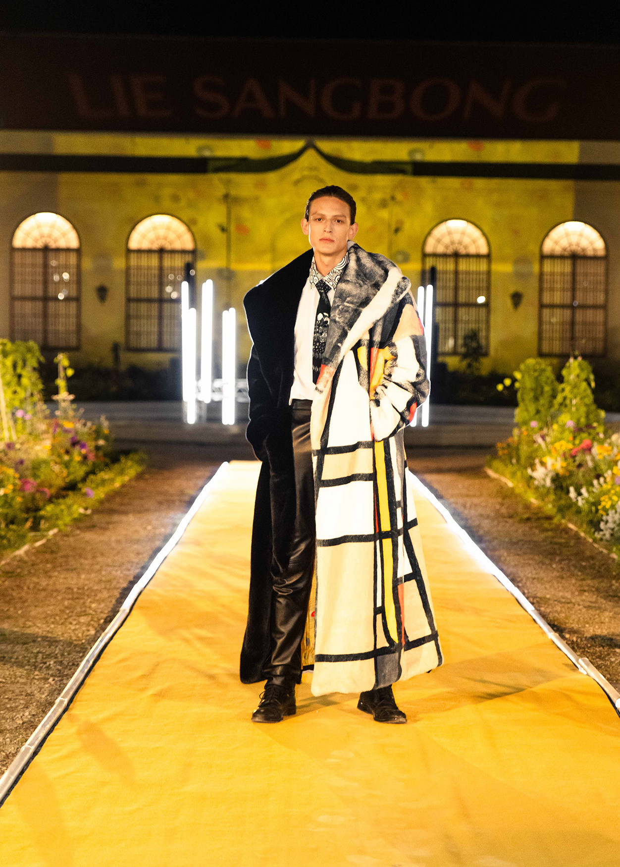 Aus der Kollektion 'The Kiss' nach Gustav Klimt von Lie Sangbong H/W 2023/24 (c) Belvedere - Jakob Kotzmuth