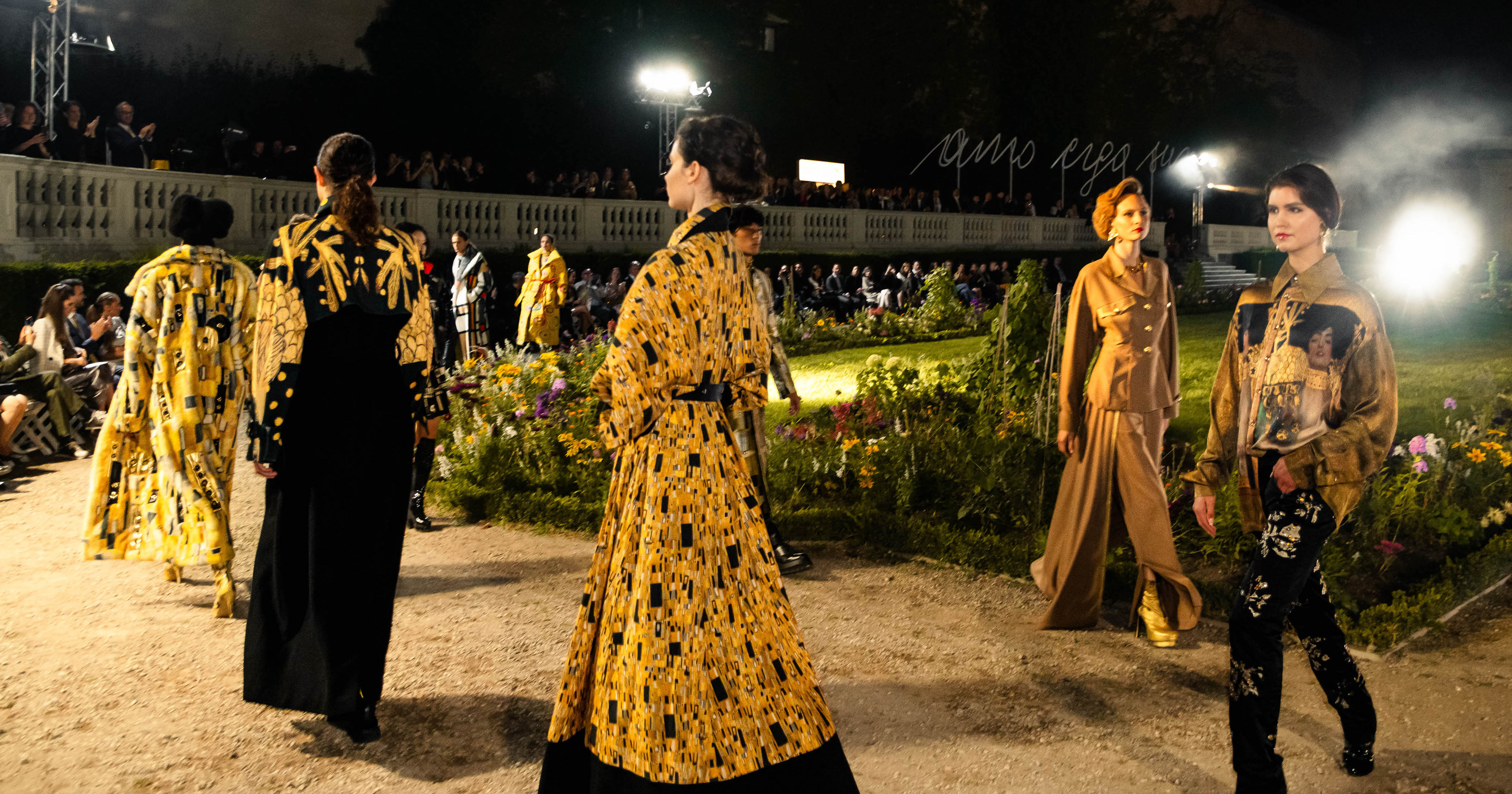 Modeschau Lie Sangbong, Belvedere, Der Kuss, Gustav Klimt