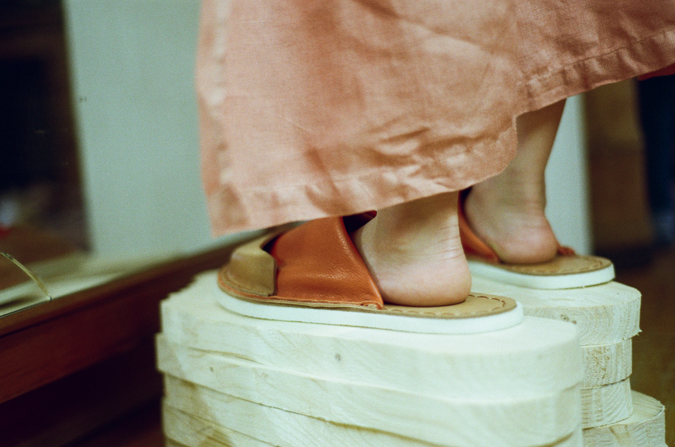 Mules aus der ersten tragbaren Kollektion !OJO! von Sophia Guggenberger (c) Johanna Magdalena Guggenberger