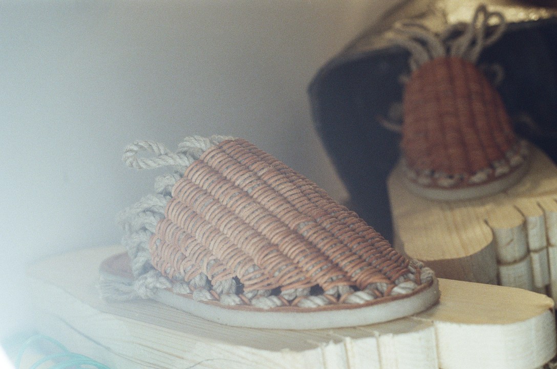 Mules aus der ersten tragbaren Kollektion !OJO! von Sophia Guggenberger OJO! (c) Johanna Magdalena Guggenberger