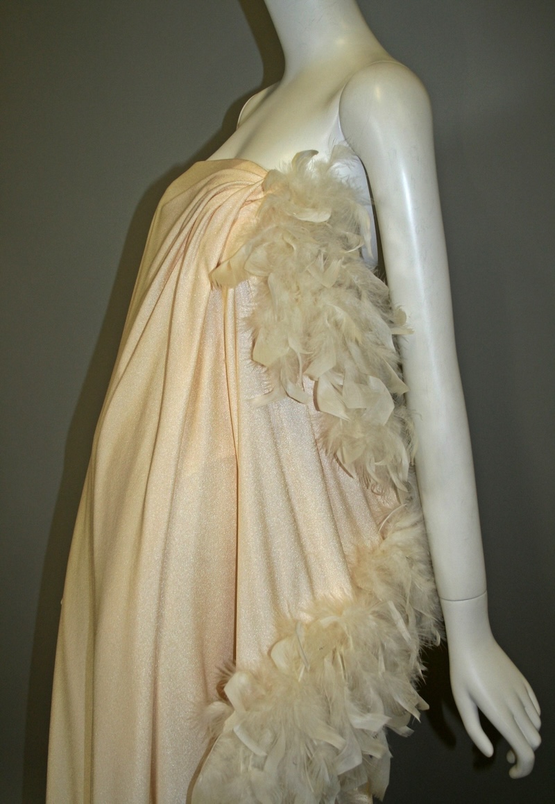 W.F. Adlmüller (Wien München Paris Bad Gastein) (Modeschöpfer), Abendkleid, 1977, Wien Museum Inv.-Nr. M 21751, CC BY 4.0, Foto: Wien Museum (https://sammlung.wienmuseum.at/objekt/1028627/)