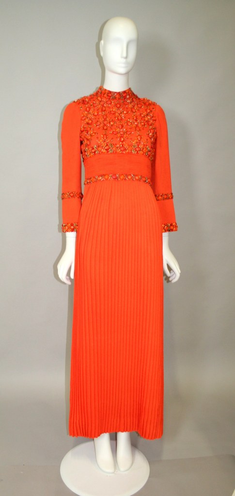 W.F. Adlmüller (Wien München Paris Bad Gastein) (Modeschöpfer), Abendkleid, um 1970, Wien Museum Inv.-Nr. M 20864, CC BY 4.0, Foto: Wien Museum (https://sammlung.wienmuseum.at/objekt/692875/)